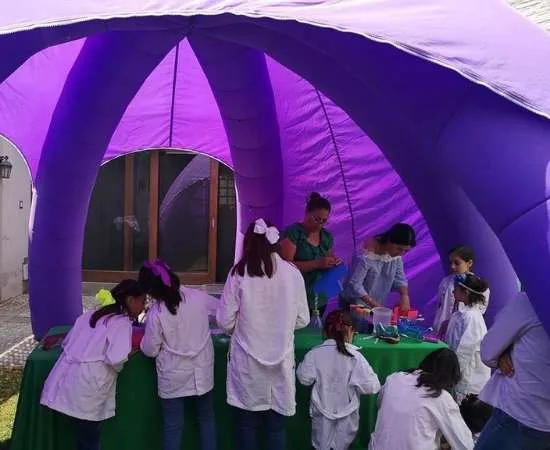 Todo un laboratorio con estos juegos de experimentos para fiestas.